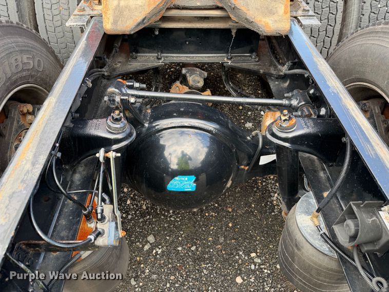 image for item YA2995 2022 Kenworth T680 semi truck