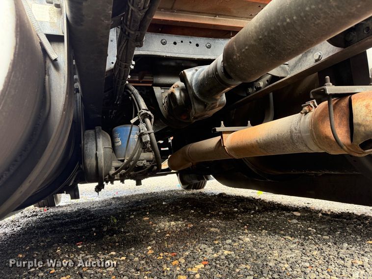 image for item YA2995 2022 Kenworth T680 semi truck