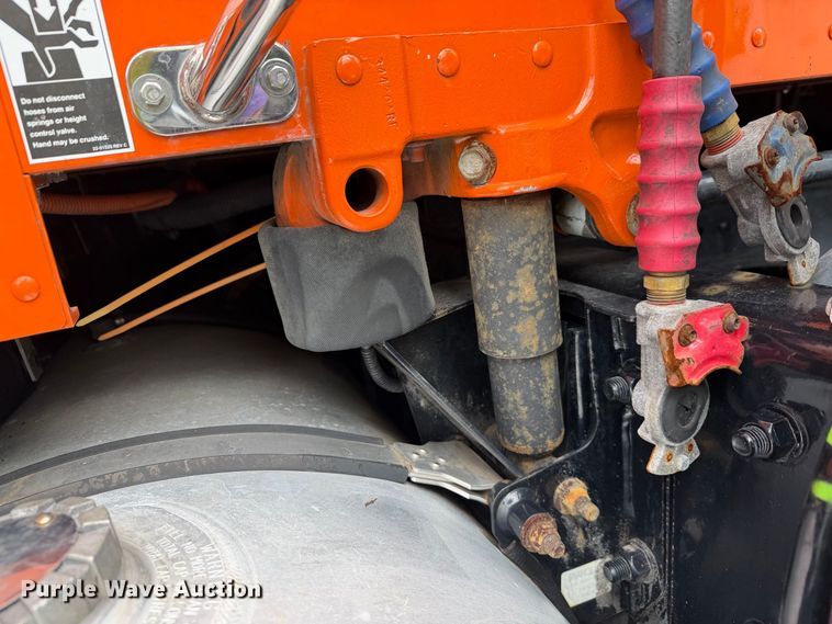 image for item YA2995 2022 Kenworth T680 semi truck