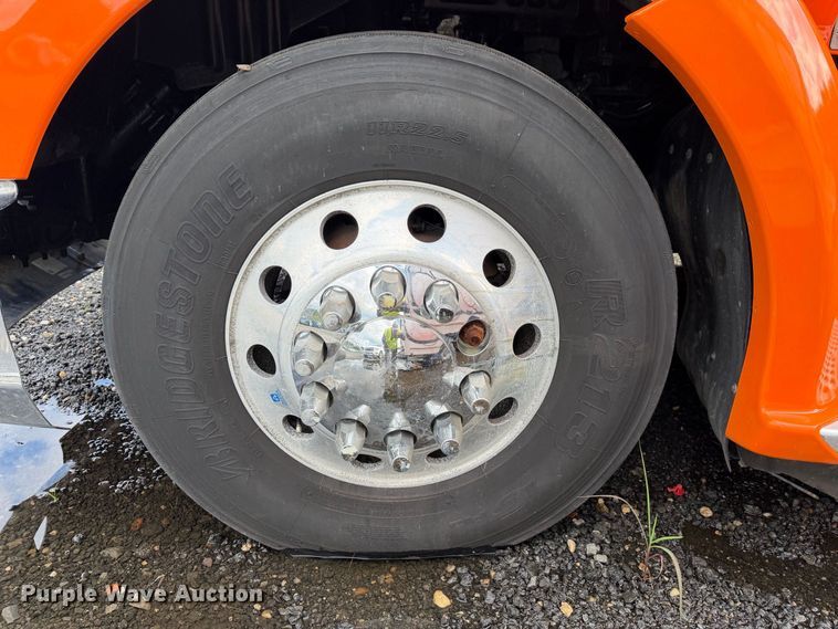 image for item YA2995 2022 Kenworth T680 semi truck