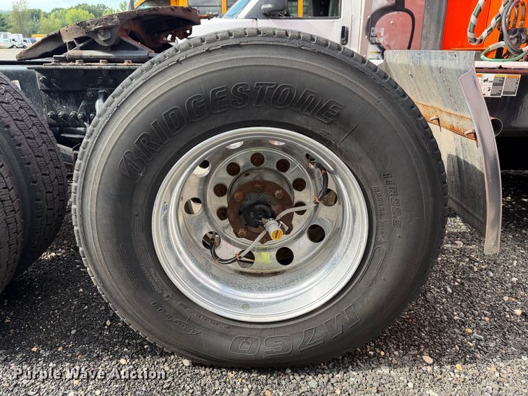 image for item YA2995 2022 Kenworth T680 semi truck