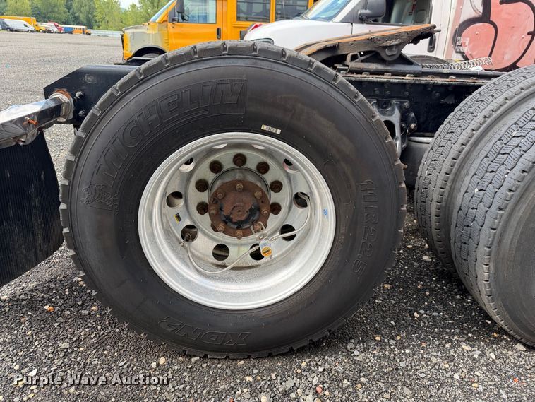 image for item YA2995 2022 Kenworth T680 semi truck