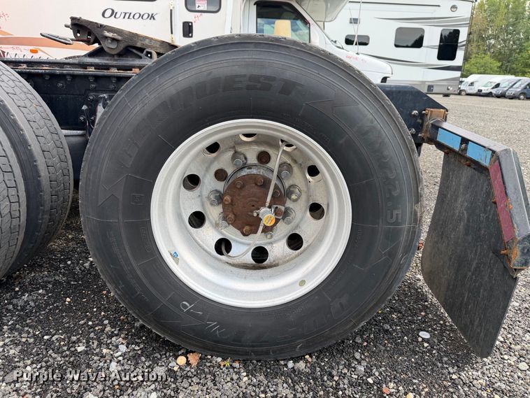 image for item YA2995 2022 Kenworth T680 semi truck
