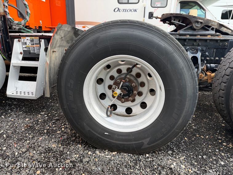 image for item YA2995 2022 Kenworth T680 semi truck