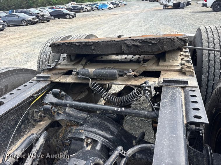 image for item YA3000 2019 International LT625 semi truck