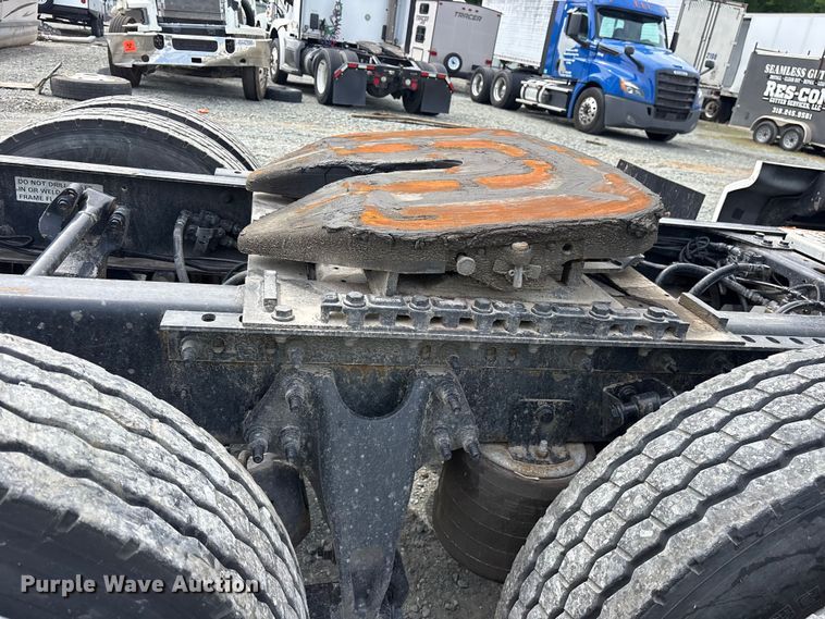 image for item YA3000 2019 International LT625 semi truck