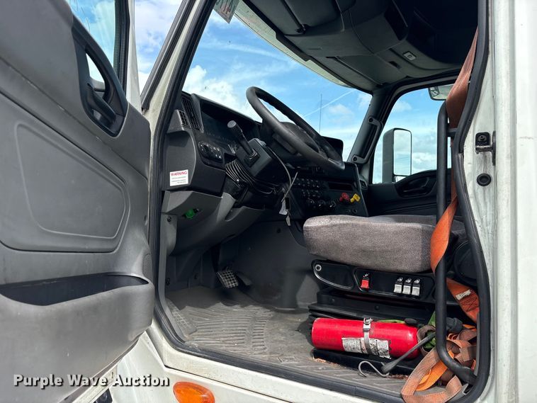 image for item YA3000 2019 International LT625 semi truck