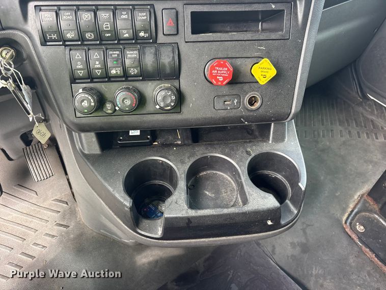 image for item YA3000 2019 International LT625 semi truck