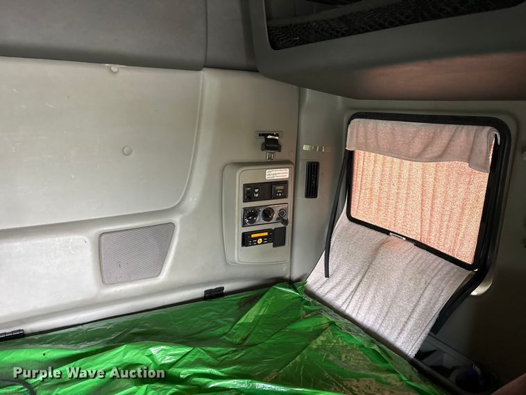 image for item YA3000 2019 International LT625 semi truck