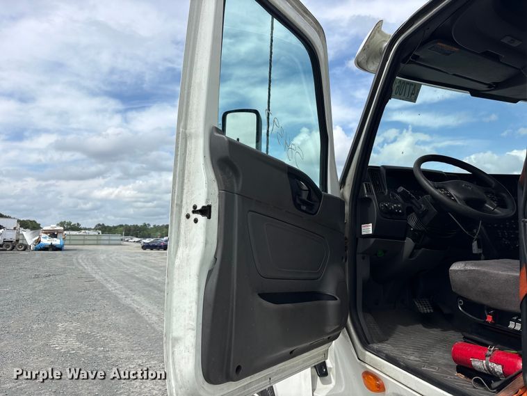 image for item YA3000 2019 International LT625 semi truck