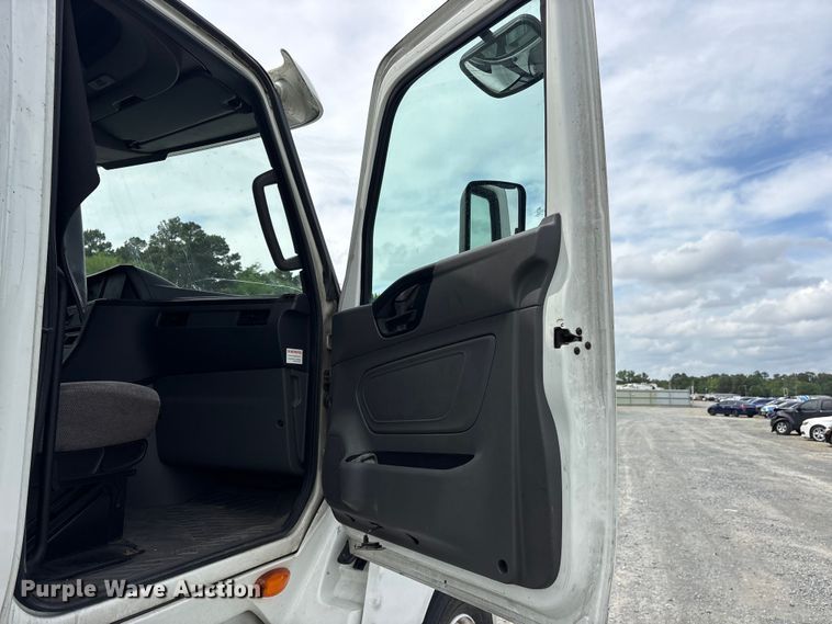 image for item YA3000 2019 International LT625 semi truck