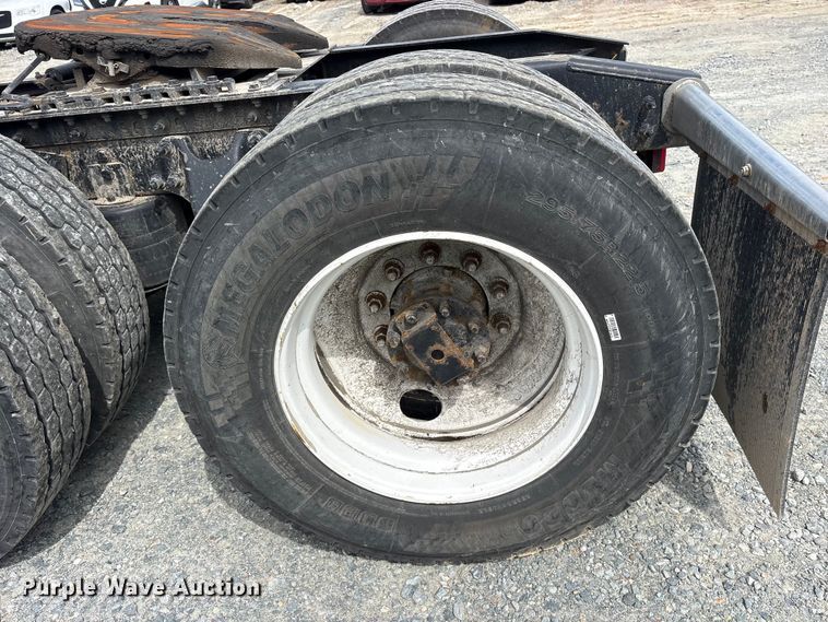 image for item YA3000 2019 International LT625 semi truck