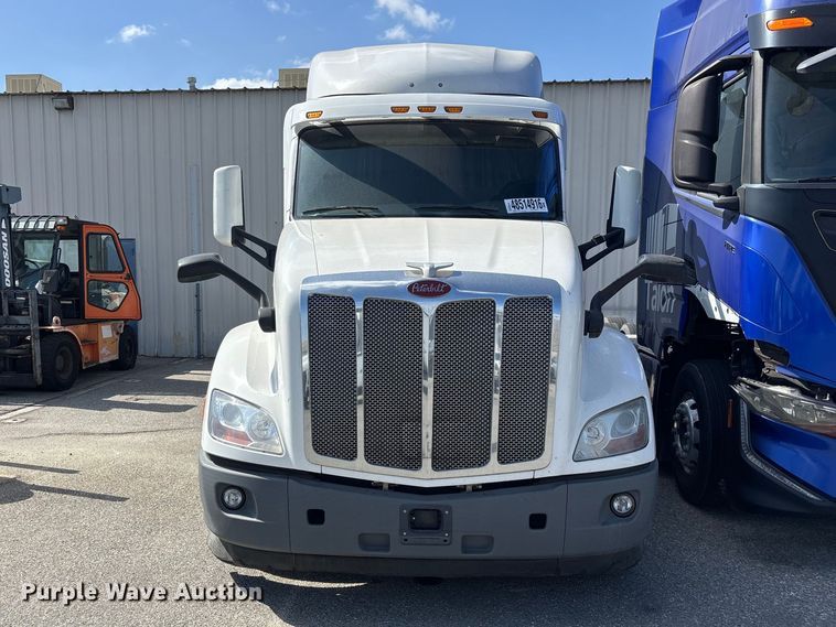 image for item YA3092 2017 Peterbilt 579 semi truck
