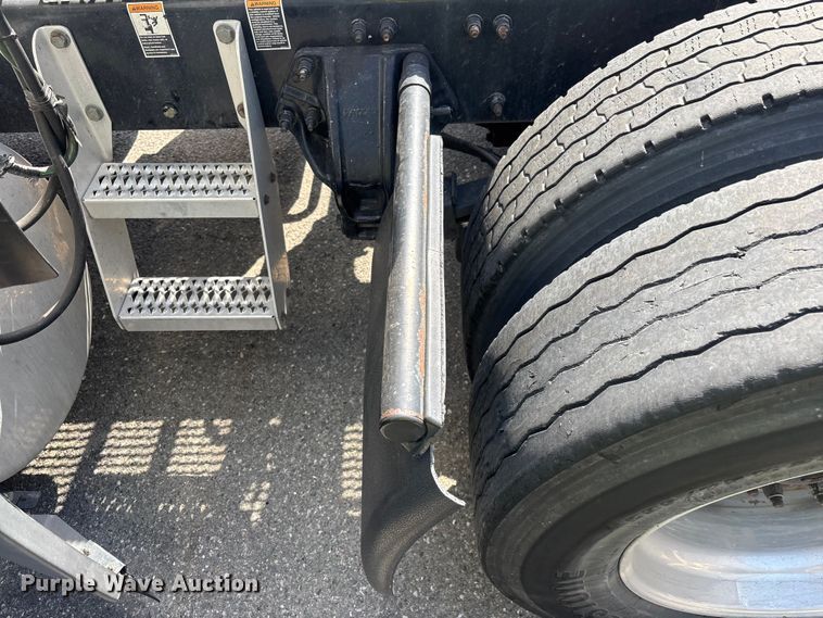 image for item YA3092 2017 Peterbilt 579 semi truck