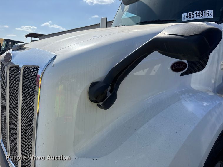 image for item YA3092 2017 Peterbilt 579 semi truck