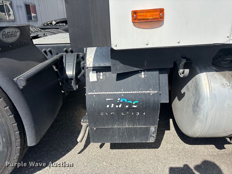 image for item YA3092 2017 Peterbilt 579 semi truck