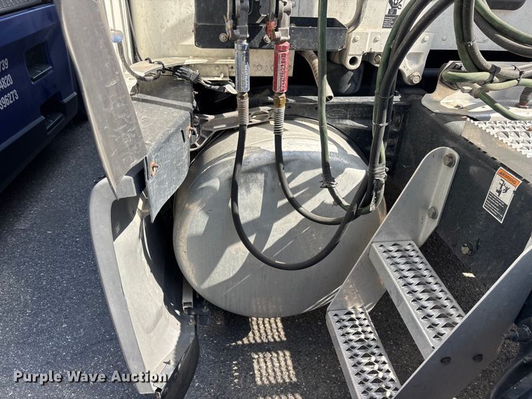 image for item YA3092 2017 Peterbilt 579 semi truck