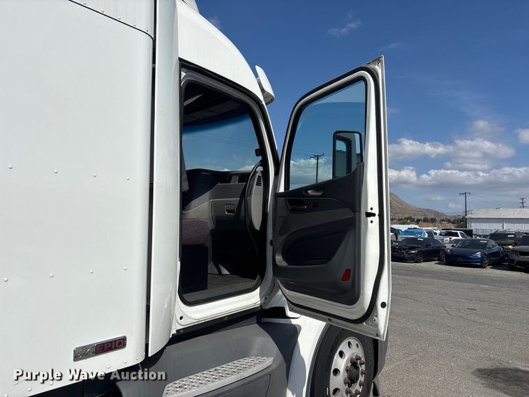 image for item YA3092 2017 Peterbilt 579 semi truck