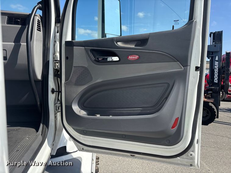 image for item YA3092 2017 Peterbilt 579 semi truck