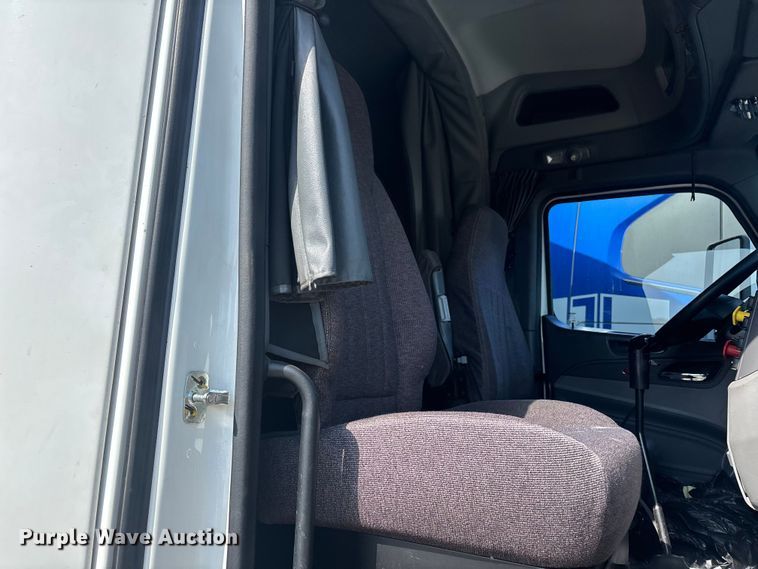 image for item YA3092 2017 Peterbilt 579 semi truck