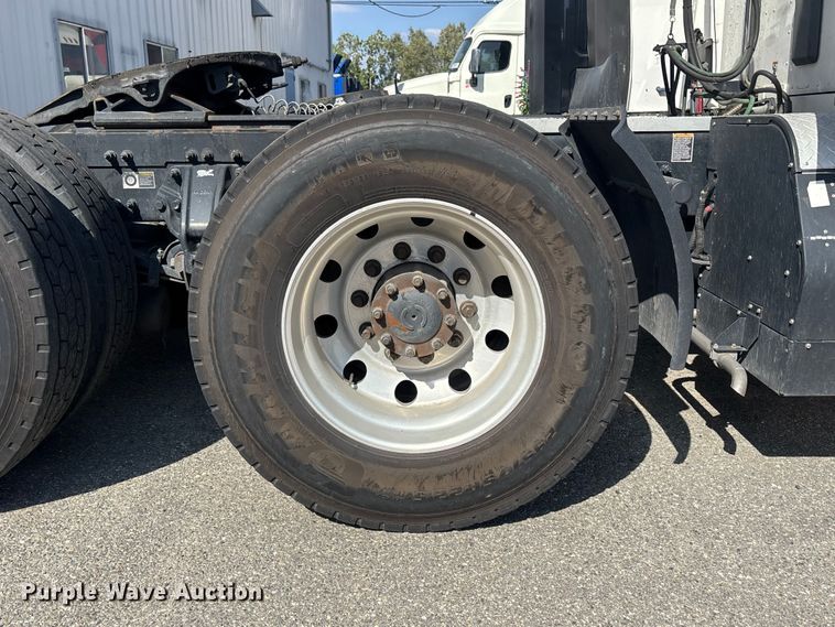 image for item YA3092 2017 Peterbilt 579 semi truck