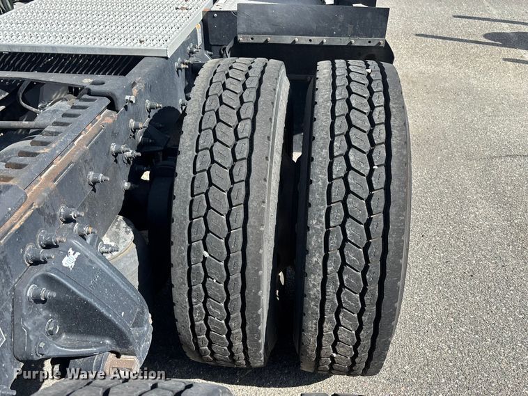 image for item YA3092 2017 Peterbilt 579 semi truck