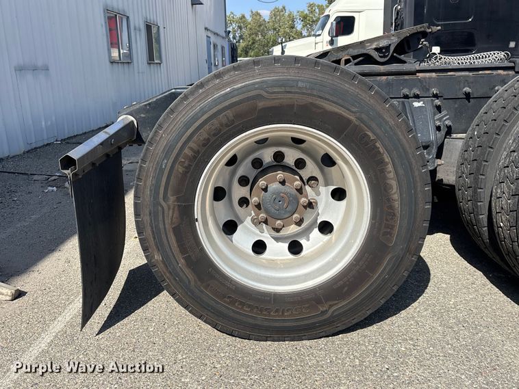 image for item YA3092 2017 Peterbilt 579 semi truck