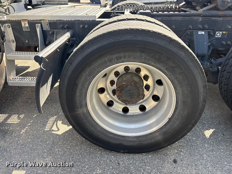 image for item YA3092 2017 Peterbilt 579 semi truck