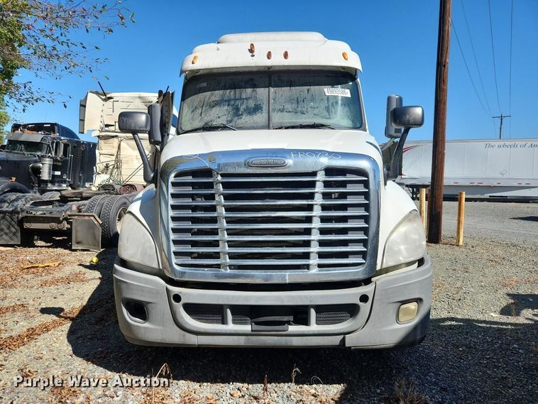 image for item YA3249 2014 Freightliner Cascadia 125 semi truck