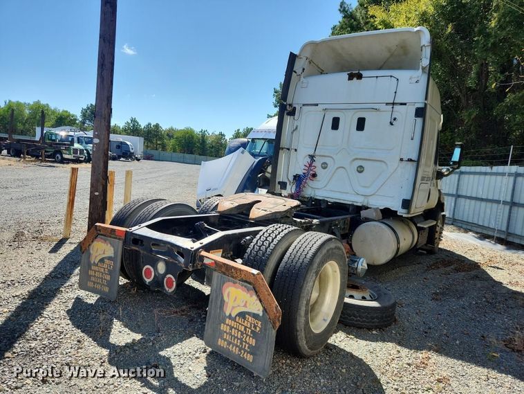 image for item YA3249 2014 Freightliner Cascadia 125 semi truck