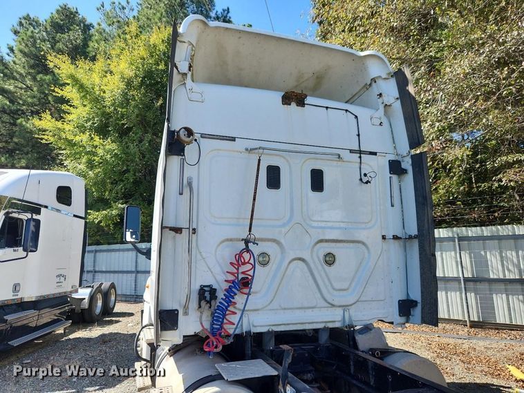 image for item YA3249 2014 Freightliner Cascadia 125 semi truck
