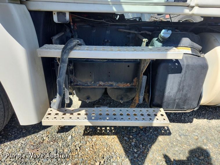 image for item YA3249 2014 Freightliner Cascadia 125 semi truck