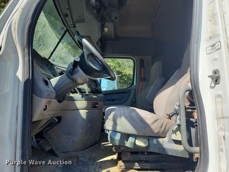 image for item YA3249 2014 Freightliner Cascadia 125 semi truck