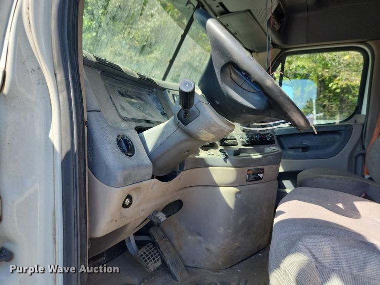 image for item YA3249 2014 Freightliner Cascadia 125 semi truck