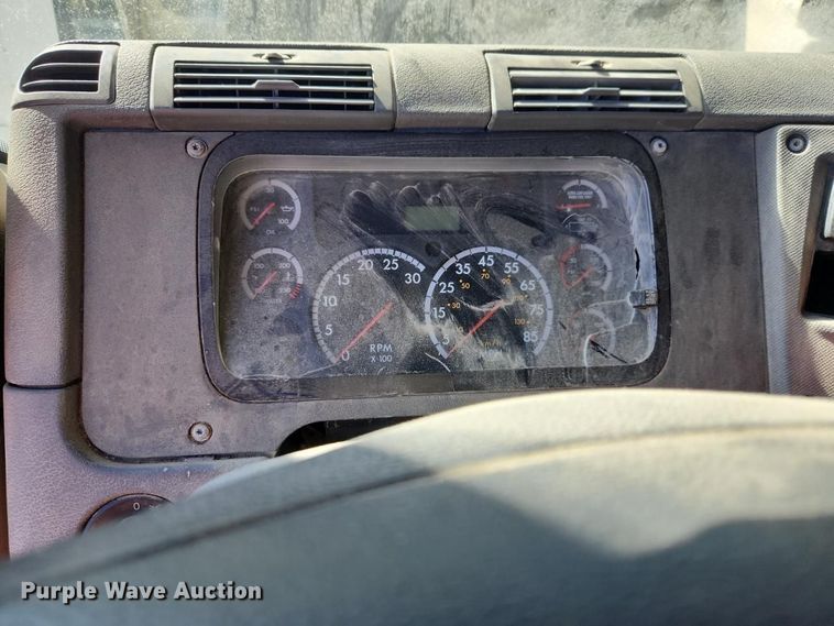 image for item YA3249 2014 Freightliner Cascadia 125 semi truck