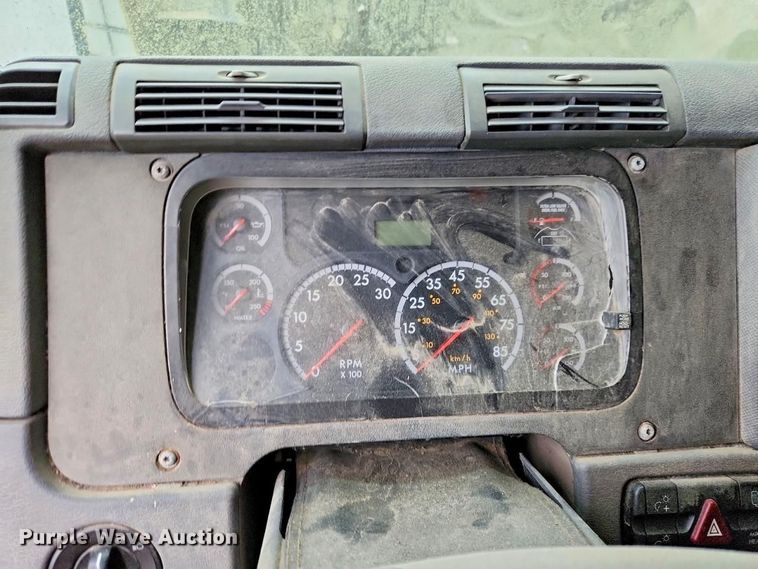image for item YA3249 2014 Freightliner Cascadia 125 semi truck