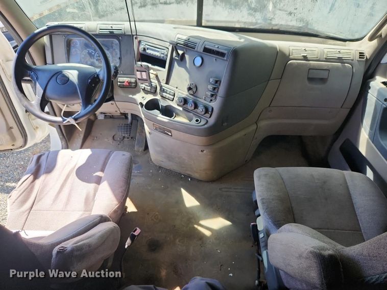 image for item YA3249 2014 Freightliner Cascadia 125 semi truck