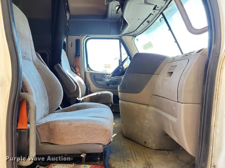 image for item YA3249 2014 Freightliner Cascadia 125 semi truck