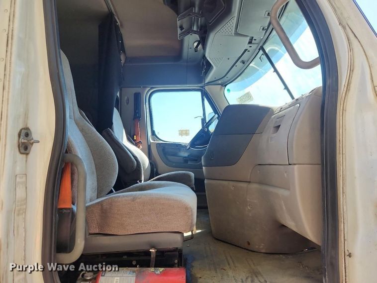 image for item YA3249 2014 Freightliner Cascadia 125 semi truck