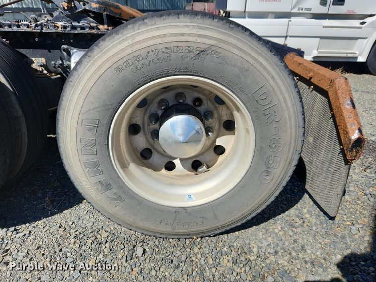 image for item YA3249 2014 Freightliner Cascadia 125 semi truck