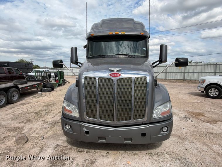 image for item YA3438 2019 Peterbilt 579 semi truck