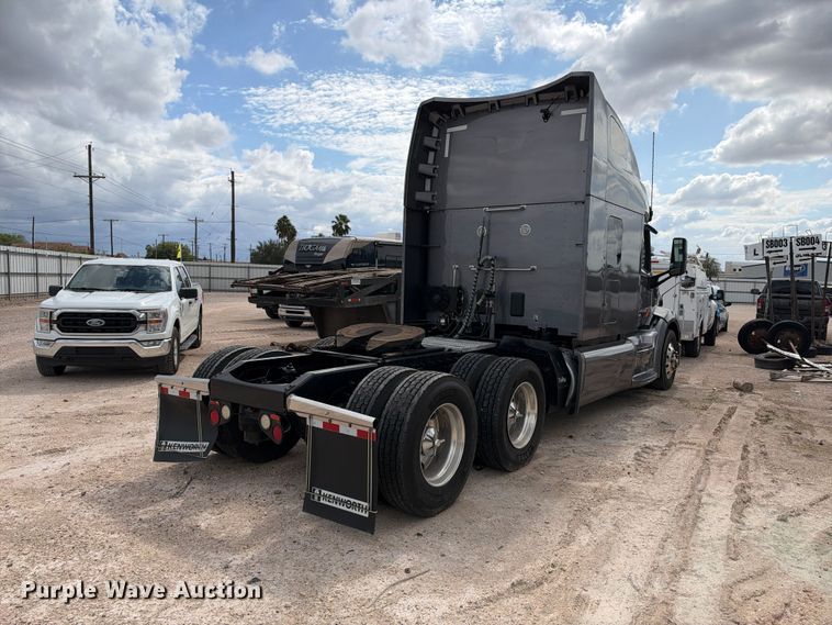 image for item YA3438 2019 Peterbilt 579 semi truck