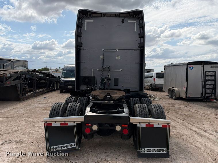 image for item YA3438 2019 Peterbilt 579 semi truck