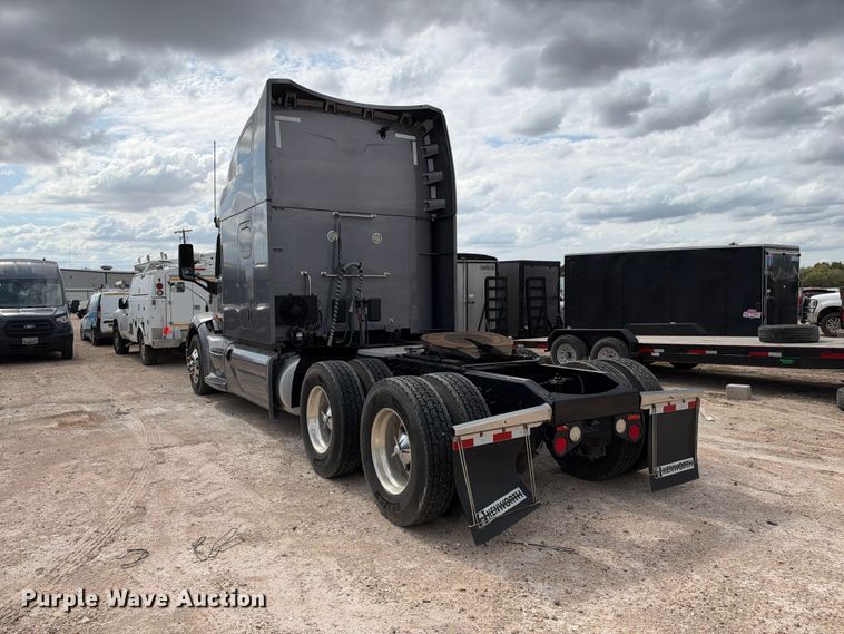 image for item YA3438 2019 Peterbilt 579 semi truck