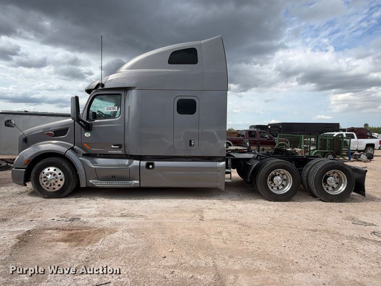 image for item YA3438 2019 Peterbilt 579 semi truck