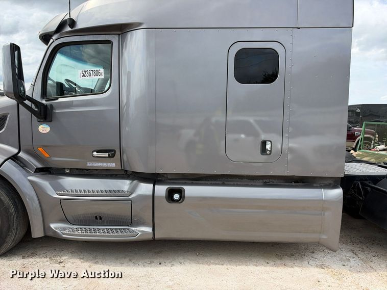 image for item YA3438 2019 Peterbilt 579 semi truck