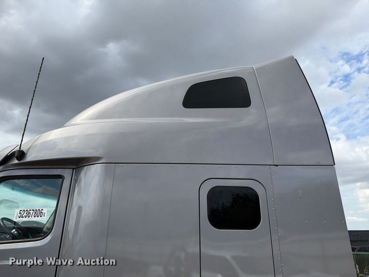 image for item YA3438 2019 Peterbilt 579 semi truck