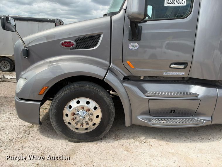 image for item YA3438 2019 Peterbilt 579 semi truck