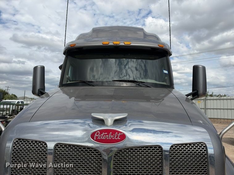 image for item YA3438 2019 Peterbilt 579 semi truck