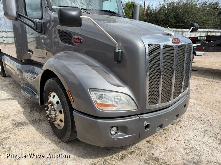 image for item YA3438 2019 Peterbilt 579 semi truck